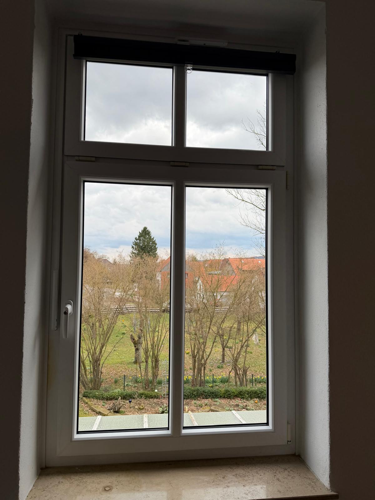 Sauberes Fenster mit klarer Sicht auf Garten nach professioneller Reinigung durch Dukardt