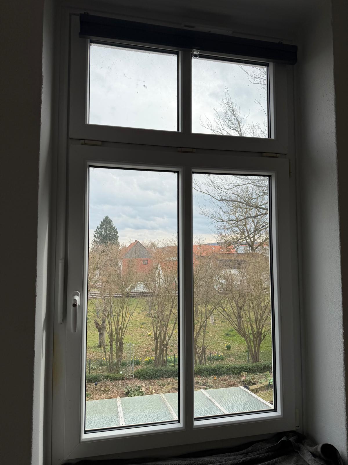 Verschmutztes Fenster mit Flecken und Schlieren vor der Reinigung